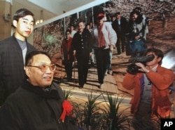 中国已故领导人邓小平的儿子邓朴方1998年2月18日在北京军事博物馆举办的展览中观看了他父亲的一张大照片,由他的妹妹邓琳拍摄。