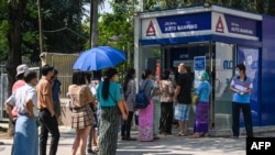 ရန်ကုန်ရှိ KBZ ATM ငွေထုတ်စက် တခုမှာ ငွေထုတ်ဖို့ တန်းစီနေကြသူများ။ (ဧပြီ ၀၇၊ ၂၀၂၁)