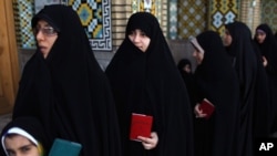 伊朗选民排队等待投票。2013年6月14日 (照片来源:美联社)
