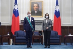 台湾总统蔡英文在台北与到访的法国参议院友台小组主席李察举行会晤。(2021年10月7日)