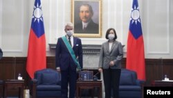 台湾总统蔡英文在台北与到访的法国参议院友台小组主席李察举行会晤。(2021年10月7日)