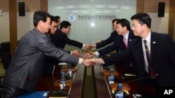 朝韩代表在开城工业园区管理委员会会议上握手 (资料图片)