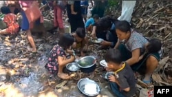 ကရင်ပြည်နယ်အရှေ့ခြမ်း၊ ဖာပွန်မြို့က စစ်ဘေးရှောင် ကရင်ပြည်သူများ။ ဧပြီ ၂၊ ၂၀၂၁