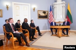 立陶宛总统瑙塞达在总统府与美国总统拜登举行会晤。(2023年7月11日)