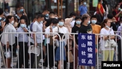 江苏省南京市民排队接受新冠病毒核酸检测。(2021年7月21日)