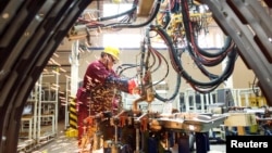 中国山东潍坊的江淮汽车制造厂的工人在生产线上。(2020年2月28日)