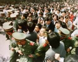 资料照:1989年天安门广场试图冲破军人封锁线的青年学生。