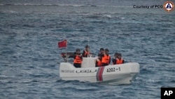 菲律宾海岸警卫队发布的这张照片显示,一艘中国海岸警卫队船只于 2025年1月24日在南中国海桑迪沙洲附近航行。