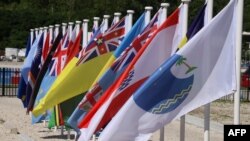 资料照:参加在瑙鲁亚伦举行的太平洋岛国论坛成员国的国旗。(2018年9月5日)