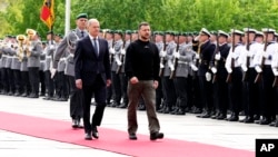 2023年5月14日,德国柏林总理府举行的军事迎接仪式上,德国总理奥拉夫·朔尔茨(左)与乌克兰总统弗拉基米尔·泽连斯基(右)同行。