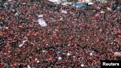 反对和支持总统穆尔西的民众聚集在开罗