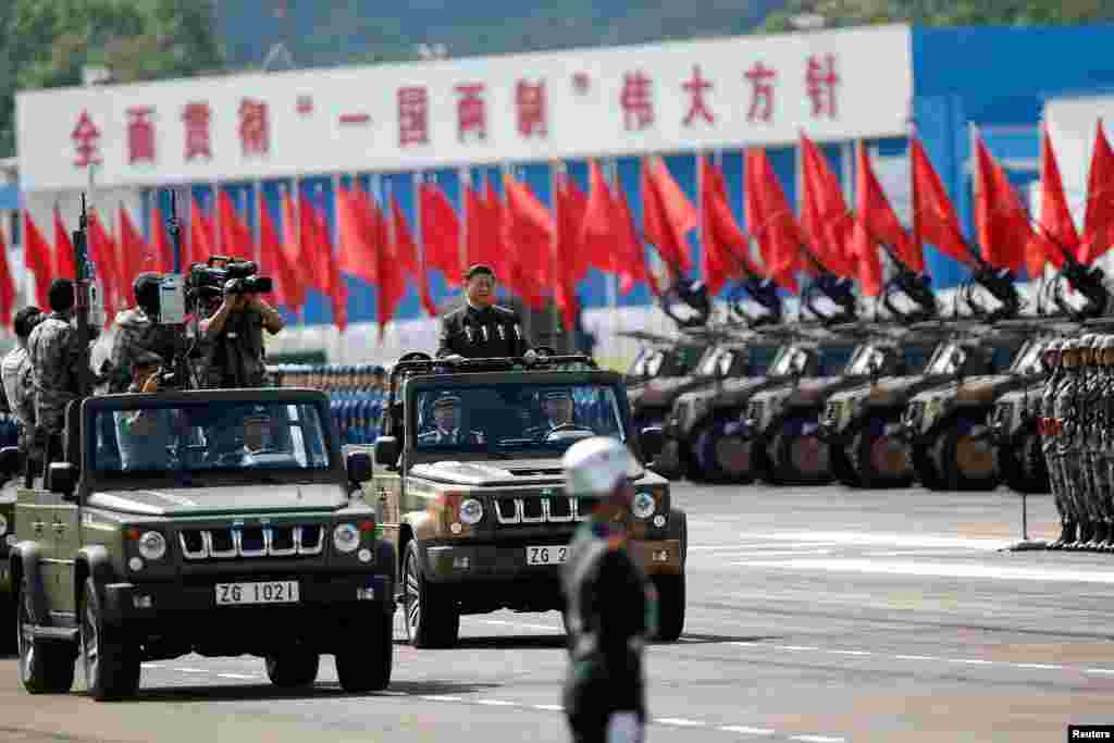 中国军委主席习近平检阅解放军驻港部队(2017年6月30日)。