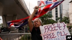 香港有史以来最大规模的国家安全案件审判2023年11月29日开始结案陈词。法庭外一名抗议者要求法庭释放所有“政治犯”。(美联社)