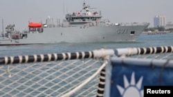 台湾海军在高雄举行的年度演习中驾驶大武级救援船展示战备状态。(2025年1月9日)