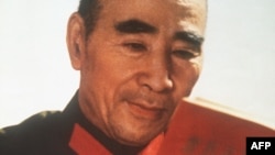 林彪阅读毛著。这是江青1971年为林彪摆拍的罕见照片《孜孜不倦的彩色版,发表在1971年8月1日出版的《人民画报》和《解放军画报》合刊上,一个多月后,林彪机毁人亡。后来这张照片被用来说明林彪和江青互相勾结。有人说: 在九一三事件逐级向民众传达的同时,紧急收缴和销毁这些画报的命令,也秘密传达到各地区和各单位。