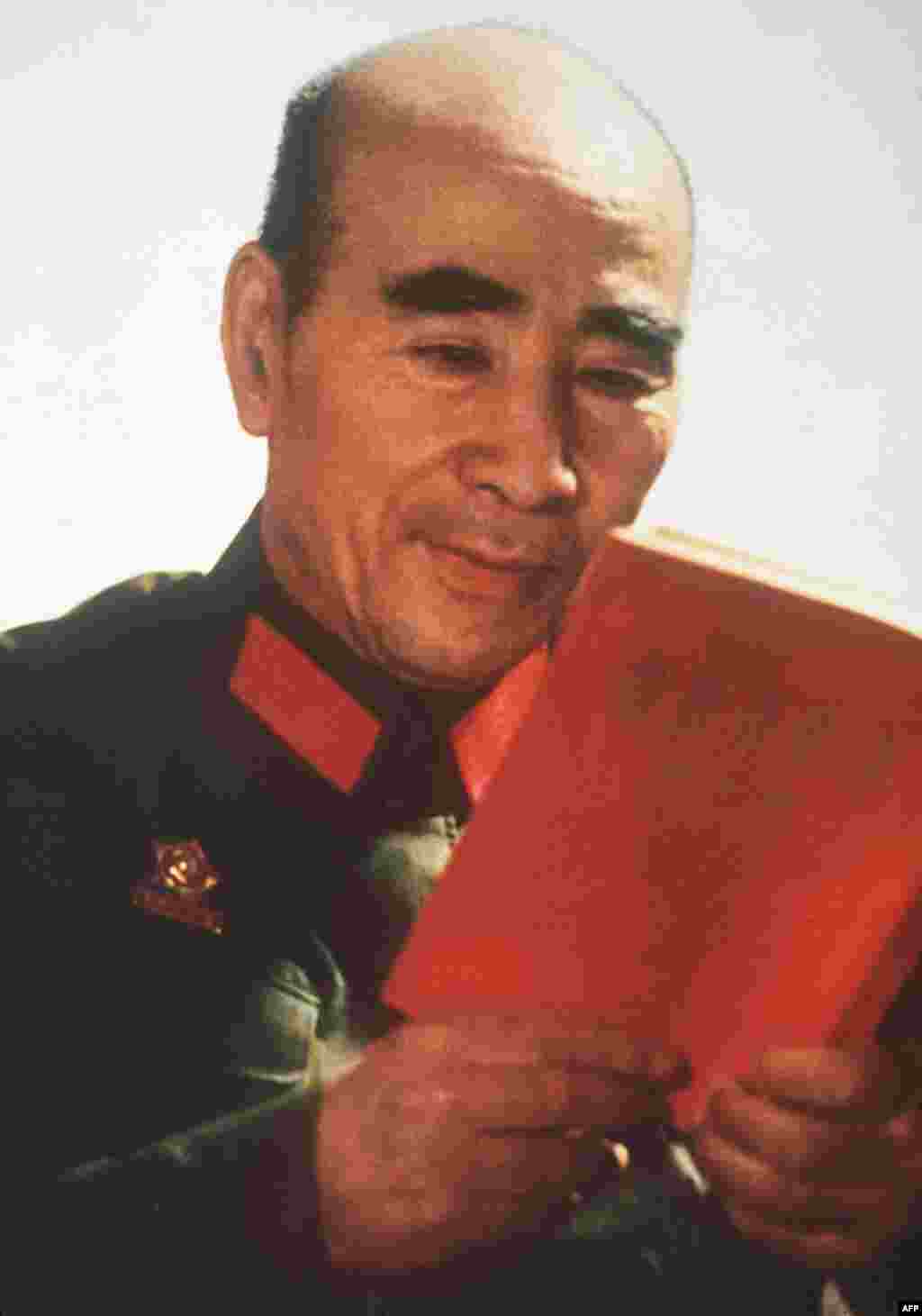 林彪为拍照摆出阅读毛著的姿态。这是江青1971年为林彪摆拍的罕见照片《孜孜不倦》的彩色版,发表在1971年8月1日出版的《人民画报》和《解放军画报》合刊上。林彪配合江青拍照,是为了托江青促成他和毛泽东面谈,但毛泽东不见他。照片发表一个多月后,林彪机毁人亡。后来这张照片被用来说明林彪和江青互相勾结。有人说: 在九一三事件逐级向民众传达的同时,紧急收缴和销毁这些画报的命令,也秘密传达到各地区和各单位。