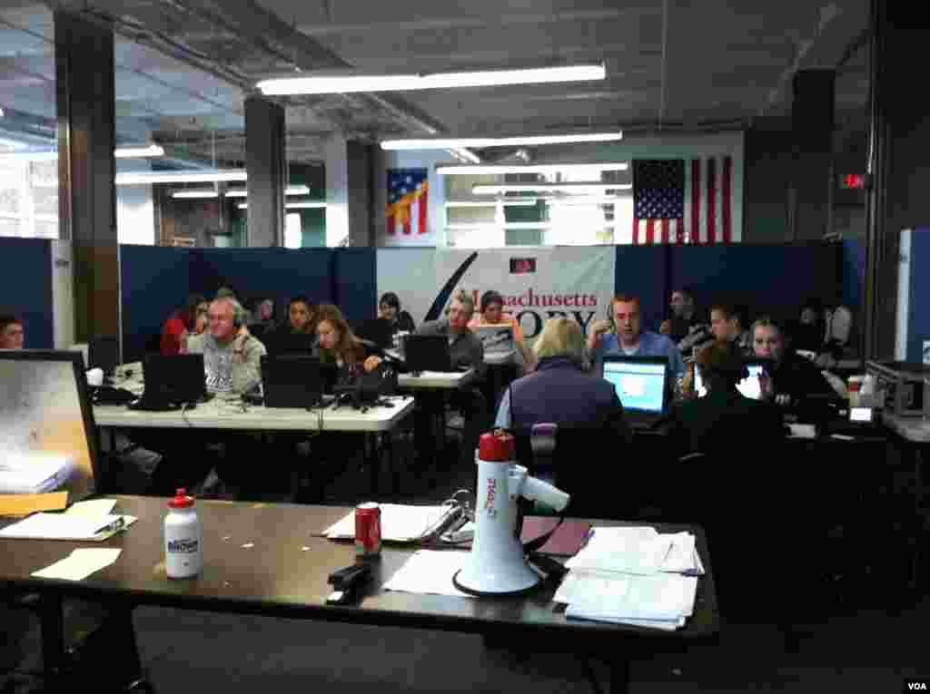 除了选举总统外,美国人这天还要选举他们的国会众议员、部分国会参议员以及州和地方官员。这是波士顿的志愿义工在共和党籍国会参议员斯科特.布朗的竞选办公室工作。(美国之音记者杨晨拍摄)