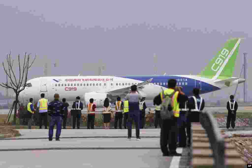 中国首架国产大型客机C919在上海浦东国际机场(2017年5月5日) 。这是158座的单通道窄体飞机,似在挑战已经占稳市场的波音和空客的短途客机。据悉,该飞机采用的外国技术占四分之三,但航空业分析人士认为,与最新式喷气客机相比,C919的技术落后于竞争对手10到20年,燃油效率也比不上。尽管在国际航空业的竞争面临挑战,中国的政策推动以及垄断而不断增长的市场保证了国产客机顺利起步。中国政府2015年推出“中国制造2025”计划,定下商用客机在2025年之前自足率达到10%的目标。C919首航之际已有三家航空公司同意订购这款飞机。  