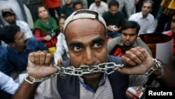 资料照:一名巴基斯坦记者举起了链条封住嘴以示抗议。