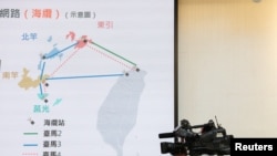 台湾数位发展部举行的新闻发布会上,通过荧幕展示了台湾与马祖列岛之间的海底电缆路线图。(路透社:2025年1月22日)