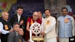 达赖喇嘛出席藏人纪念达赖喇嘛抵达印度流亡60周年的活动,达赖喇嘛向印度旅游和文化部长马赫什·夏尔马(右二)赠送纪念物。