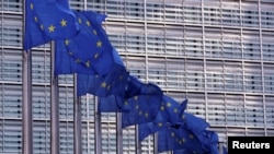 资料照:在布鲁塞尔总部大楼前的欧盟旗帜