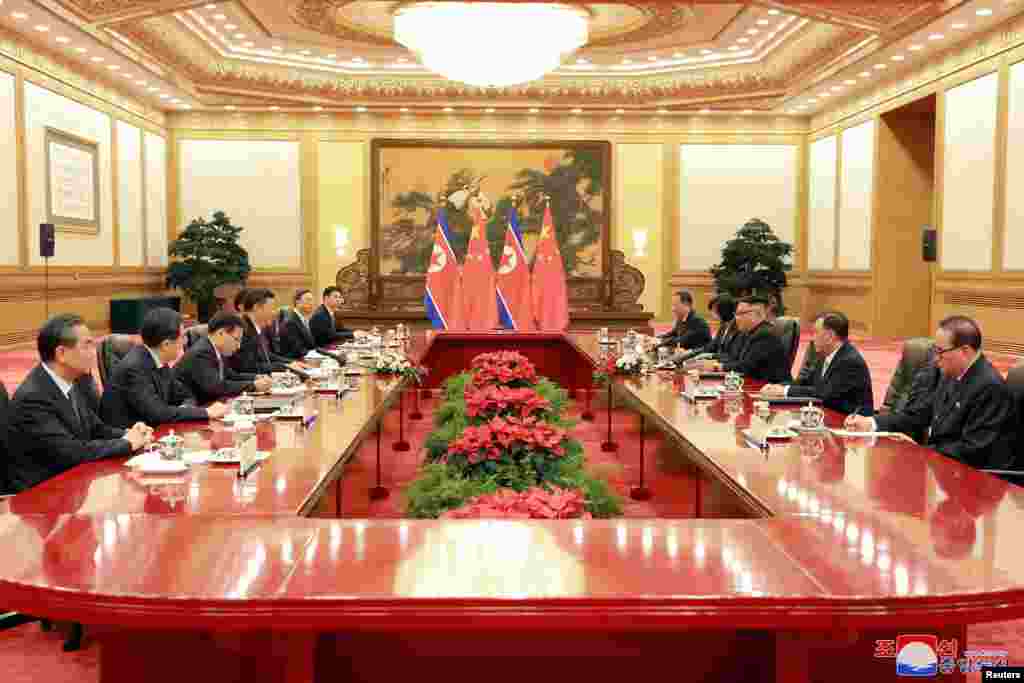 6月19日或者20日,中朝两国高官会谈。中方有:习近平、中共中央政治局常委王沪宁(左五)、中央办公厅主任丁薛祥(左二),中央外事工作委员会办公室主任杨洁篪(左六),中国国务委员兼外交部长王毅(左一)、中央对外联络部部长宋涛(左七)。朝方有:金正恩、朝鲜劳动党中央副委员长、统一战线部部长金英哲(右二)、朝鲜劳动党中央副委员长、国际部部长李洙墉(右一)、朝鲜外务相李勇浩(右五)。