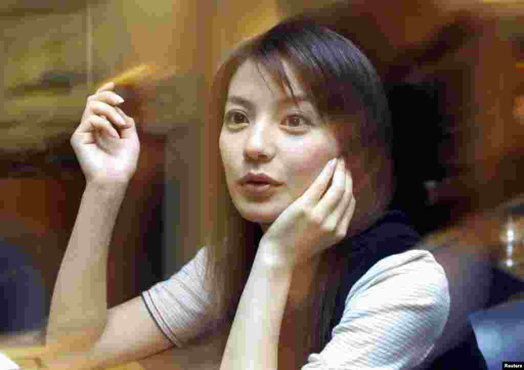 2001年7月1日赵薇接受采访,她那时由于两岸合拍的电视剧《还珠格格》而成名。 2001年夏天赵薇在纽约曼哈顿为《时装》杂志拍摄春夏服装宣传图片,其中一张是穿着单袖超短裙,裙身的大半分有日本军旗图案。这引发了众多网民不满,指责赵薇无知和伤害中国人民感情。赵薇就日本军旗装事件向公众道歉。