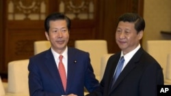 资料照:中共总书记习近平在北京人民大会堂会晤访华的日本公明党党首山口那津男。(2013年1月25日)