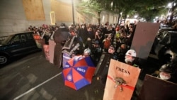 在俄勒冈州波特兰市的一次“黑人的命也是命”示威活动期间,抗议者与正在向他们推进的联邦警员对峙。 (2020年7月28日 )