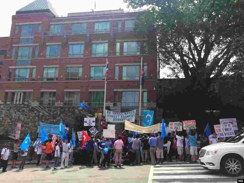 2015年7月12日维吾尔人和支持者在美国首都华盛顿街头游行并聚集在泰国驻美大使馆前抗议泰国把100余名维吾尔人强行递解回中国。(美国之音乌兹别克语组拍摄)  