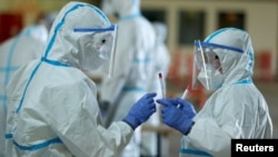 德国医护人员在进行新冠病毒疫苗检测(路透社图片)