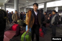 资料照片:广东东莞火车站内要回家过春节的农民工。(2016年2月1日)