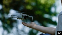 乌克兰一名飞行人员在首都基辅向媒体演示回收无人机(2022年6月11日)