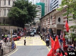 2018年8月14日,陈浩天演讲的香港记者会外面,各类团体聚集发声。 (美国之音记者申华 拍摄)