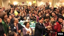 前台湾行政院院长赖清德2019年10月19日参加华盛顿“蔡英文总统连任华府后援会”造势活动与支持者自拍(美国之音锺辰芳拍摄)