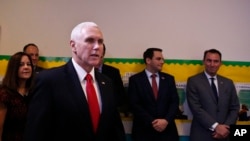 ဒုသမ္မတ Mike Pence ဗင်နီဇွဲလား လူထုအဖွဲ့နဲ့ တွေ့ဆုံခဲ့စဉ်။ (ဖေဖော်ဝါရီ ၁၊ ၂၀၁၉)