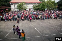 仅1月27日周一下午就有2000多人领到“寒士尾牙”活动的邀请单。(美国之音记者方正拍摄)