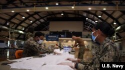 美国军人手工制造口罩(美国海军2020年4月16日照片)