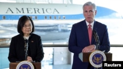 2023年4月5日,美国国会众议院议长、共和党人凯文·麦卡锡在加利福尼亚州西米谷罗纳德·里根总统图书馆与台湾总统蔡英文会晤。