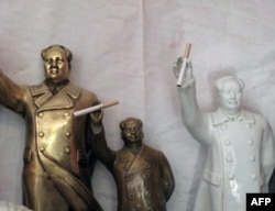 游客把香烟插在毛雕像的手中,还有人把点燃的香烟插在毛雕像前的香炉里