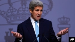 2015年10月19日西班牙马德里圣克鲁斯宫殿: 美国国务卿克里与西班牙外交大臣马加略在联合新闻发布会上回答问题(资料照片)