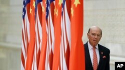 美国商务部长罗斯抵达北京人大会堂参加国宴。(2017年11月9日)