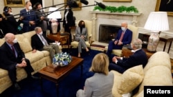 美国总统拜登和副总统哈里斯在白宫椭圆形办公室会晤一组两党参议员,谈论基础设施投资问题。(2021年2月11日)
