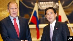 俄罗斯外长拉夫罗夫(左)与日本外交大臣岸田文雄11月1日在东京会晤