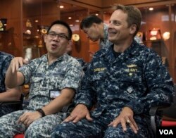 特遣部队司令葛布里尔森准将（右）是东南亚合作训练第15届海上联演的指挥官”（2016年8月22日，美国军方照片 ）