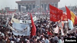 1989年5月17日,数万学生在北京天安门广场举行抗议活动