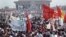 1989年5月17日，数万学生在北京天安门广场举行抗议活动