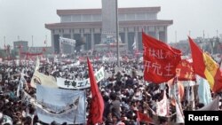 1989年5月17日,几十万学生和支持者云集北京天安门广场,要求实行政治和经济改革。(资料照)