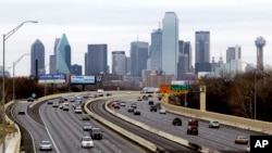 德克萨斯州IH-30高速公路与达拉斯天际线